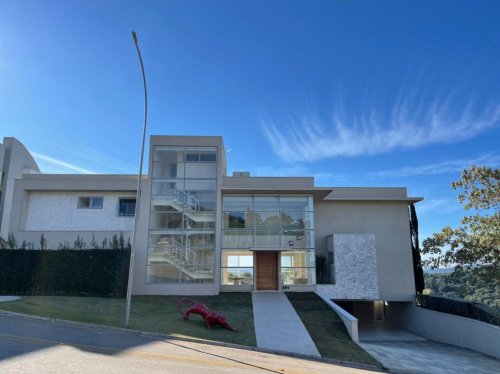A Casa de Alphaville Com a Maior Imersão a Natureza, Com Uma Nobre Esquina, Possuindo Vista Magnífica em Todos os Ambientes da Casa.